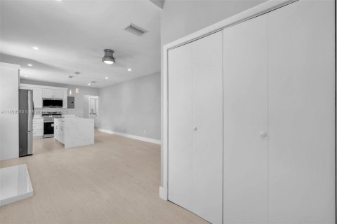 House in Miami, Florida 5 bedrooms, 144.56 sq.m. № 1855165 - photo 6