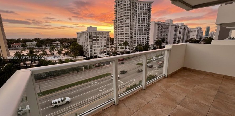 Кондоминиум с 2 спальнями в Майами-Бич, Флорида № 2022266