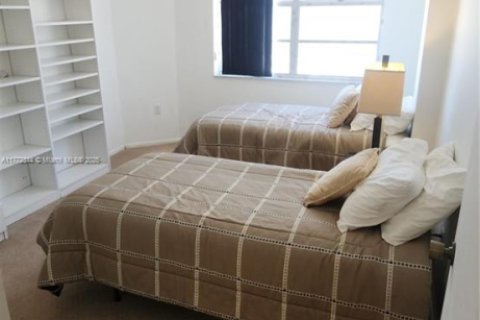 Condo in Hallandale Beach, Florida, 2 bedrooms  № 1611179 - photo 25