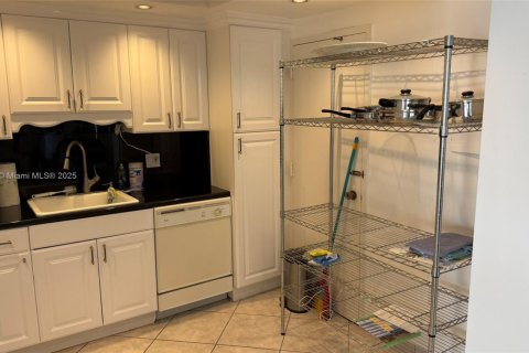 Condo in Hallandale Beach, Florida, 2 bedrooms  № 1611179 - photo 11