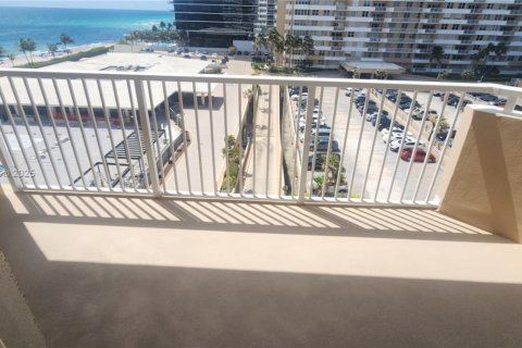 Condo in Hallandale Beach, Florida, 2 bedrooms  № 1611179 - photo 3