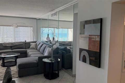 Condo in Hallandale Beach, Florida, 2 bedrooms  № 1611179 - photo 18