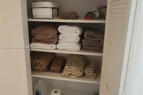 Condo in Hallandale Beach, Florida, 2 bedrooms  № 1611179 - photo 12