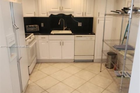 Condo in Hallandale Beach, Florida, 2 bedrooms  № 1611179 - photo 6