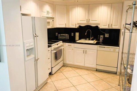 Condo in Hallandale Beach, Florida, 2 bedrooms  № 1611179 - photo 2