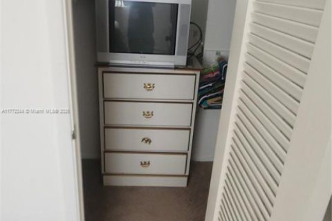 Condo in Hallandale Beach, Florida, 2 bedrooms  № 1611179 - photo 29
