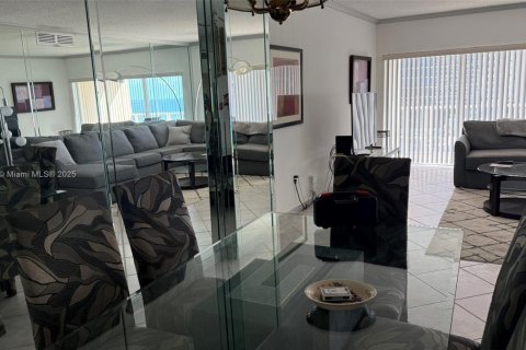 Condo in Hallandale Beach, Florida, 2 bedrooms  № 1611179 - photo 8