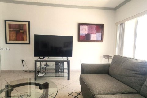 Condo in Hallandale Beach, Florida, 2 bedrooms  № 1611179 - photo 20