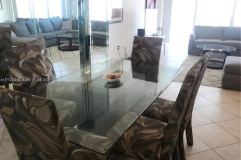 Condo in Hallandale Beach, Florida, 2 bedrooms  № 1611179 - photo 10
