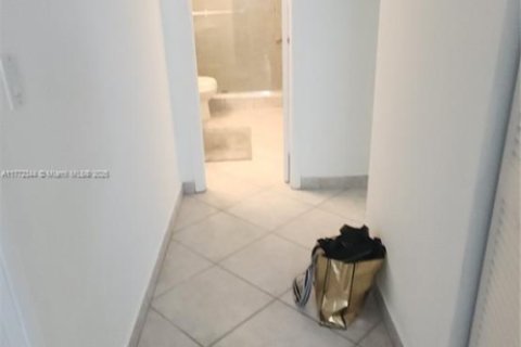 Condo in Hallandale Beach, Florida, 2 bedrooms  № 1611179 - photo 27