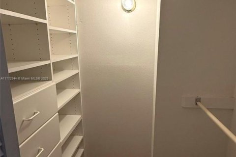 Condo in Hallandale Beach, Florida, 2 bedrooms  № 1611179 - photo 24