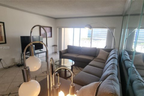 Condo in Hallandale Beach, Florida, 2 bedrooms  № 1611179 - photo 7