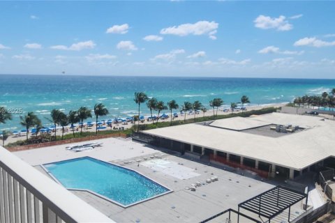 Condo in Hallandale Beach, Florida, 2 bedrooms  № 1611179 - photo 1