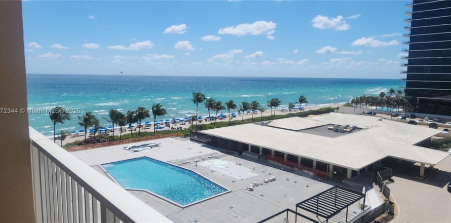 Condo in Hallandale Beach, Florida, 2 bedrooms № 1611179
