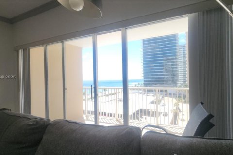 Condo in Hallandale Beach, Florida, 2 bedrooms  № 1611179 - photo 4