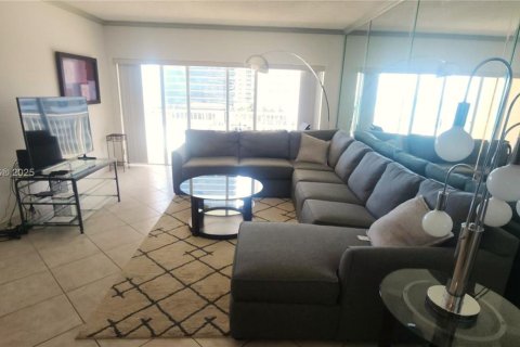 Condo in Hallandale Beach, Florida, 2 bedrooms  № 1611179 - photo 21