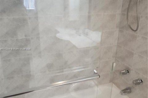 Condo in Hallandale Beach, Florida, 2 bedrooms  № 1611179 - photo 23