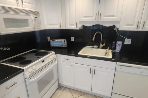 Condo in Hallandale Beach, Florida, 2 bedrooms  № 1611179 - photo 9