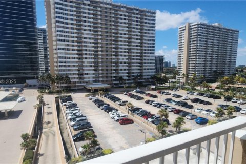 Condo in Hallandale Beach, Florida, 2 bedrooms  № 1611179 - photo 19