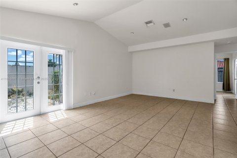 Casa en venta en Miami, Florida, 3 dormitorios, 129.69 m2 № 1880347 - foto 9
