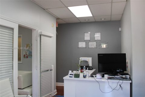 Propiedad comercial en Miami Lakes, Florida № 2153018