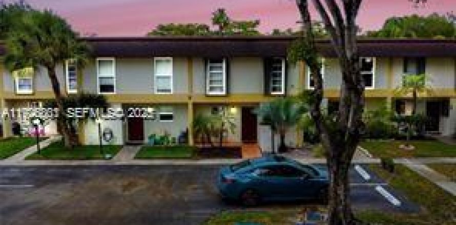 Кондоминиум с 4 спальнями в Холливуд, Флорида № 1986639