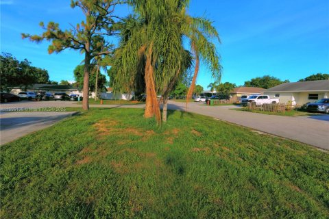 Commercial property in Lake Worth, Florida 264.03 sq.m. № 1947967 - photo 1