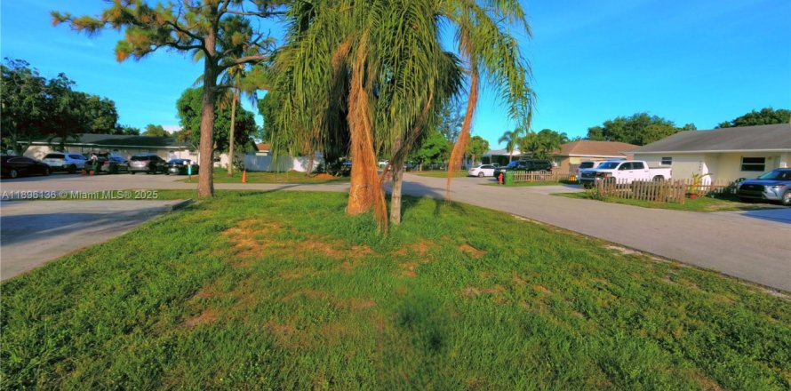 Commercial property in Lake Worth, Florida 264.03 sq.m. № 1947967