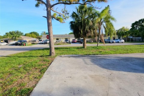Commercial property in Lake Worth, Florida 264.03 sq.m. № 1947967 - photo 2