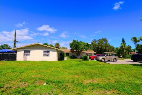 Commercial property in Lake Worth, Florida 264.03 sq.m. № 1947967 - photo 19