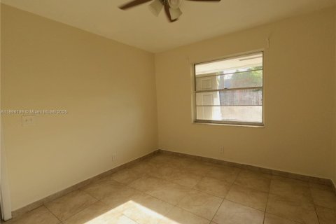 Commercial property in Lake Worth, Florida 264.03 sq.m. № 1947967 - photo 4