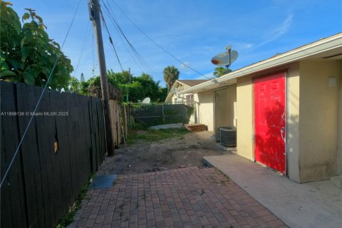 Commercial property in Lake Worth, Florida 264.03 sq.m. № 1947967 - photo 3