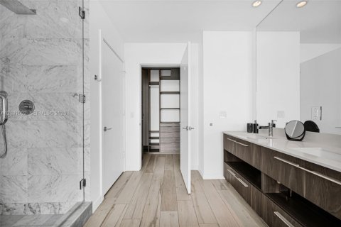Condo in Miami, Florida, 2 bedrooms  № 2401322 - photo 25