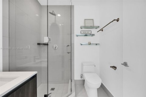 Condo in Miami, Florida, 2 bedrooms  № 2401322 - photo 17