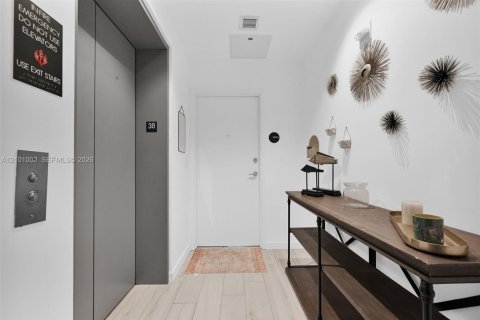 Condo in Miami, Florida, 2 bedrooms  № 2401322 - photo 2