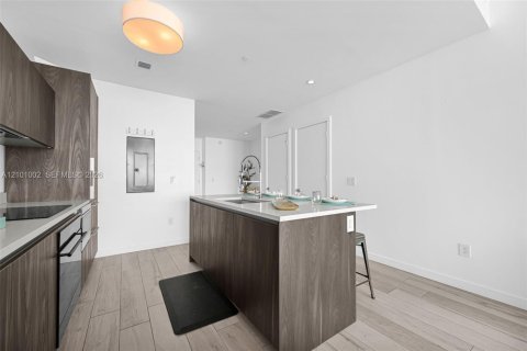 Condo in Miami, Florida, 2 bedrooms  № 2401322 - photo 10