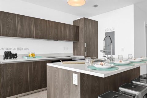 Condo in Miami, Florida, 2 bedrooms  № 2401322 - photo 7