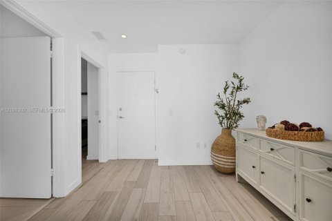 Condo in Miami, Florida, 2 bedrooms  № 2401322 - photo 15