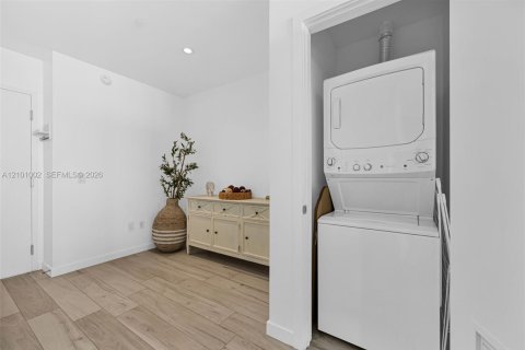 Condo in Miami, Florida, 2 bedrooms  № 2401322 - photo 23