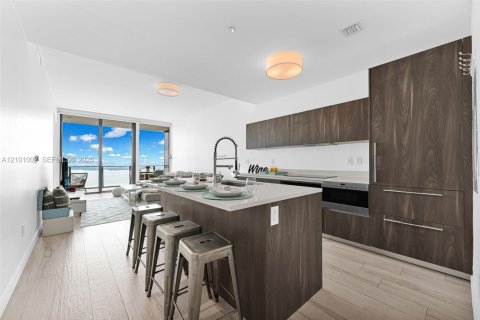 Condo in Miami, Florida, 2 bedrooms  № 2401322 - photo 13