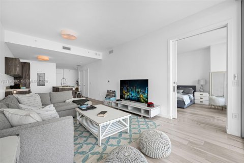Condo in Miami, Florida, 2 bedrooms  № 2401322 - photo 5