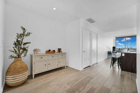 Condo in Miami, Florida, 2 bedrooms  № 2401322 - photo 16