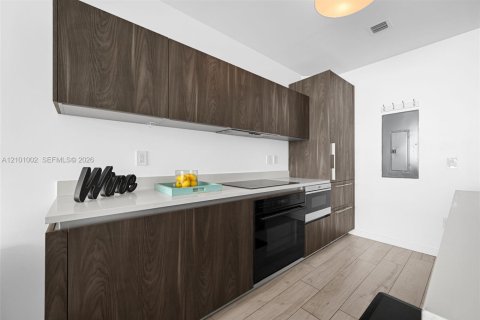 Condo in Miami, Florida, 2 bedrooms  № 2401322 - photo 9