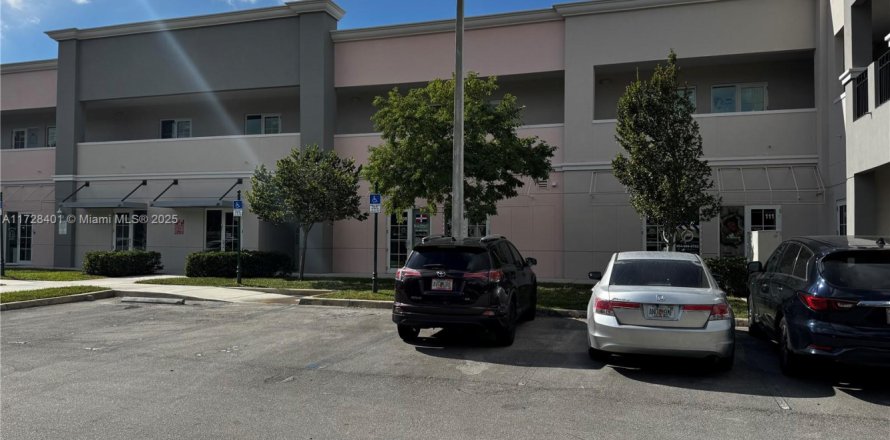 Commercial property in Miramar, Florida № 1702978