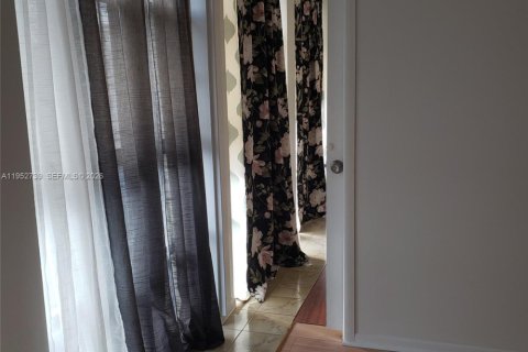 Copropriété à louer à Hallandale Beach, Floride: 2 chambres, 85.84 m2 № 2008583 - photo 3