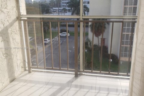 Copropriété à louer à Hallandale Beach, Floride: 2 chambres, 85.84 m2 № 2008583 - photo 10