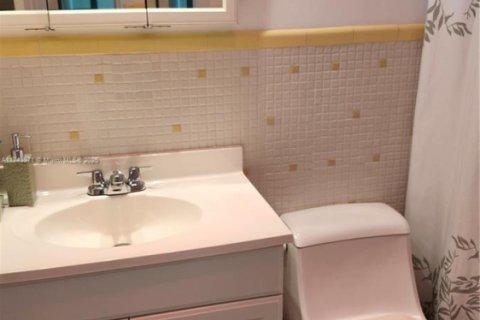 Condo in Miami, Florida, 1 bedroom  № 1729929 - photo 17