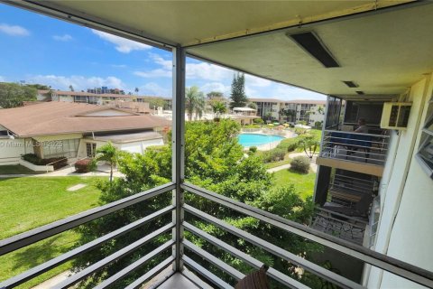 Condo in Miami, Florida, 1 bedroom  № 1729929 - photo 19