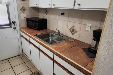 Condo in Miami, Florida, 1 bedroom  № 1729929 - photo 8