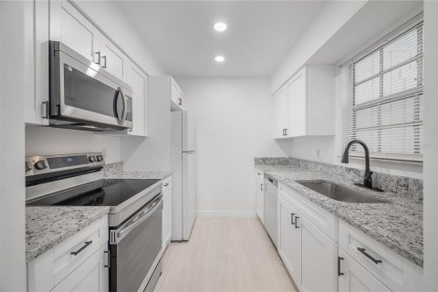 Townhouse in Tampa, Florida 2 bedrooms, 91.6 sq.m. № 1787586 - photo 8